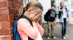 Šikana na hřišti! Dívky holčičku strhly z houpačky, mlátily ji pěstmi
