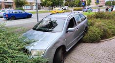 Teprve 15letou dívku srazilo v Plzni auto. Skončila se zraněnou hlavou!