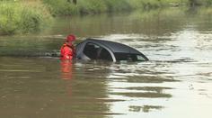 Řidič špatně zaparkoval. Auto se rozjelo a skončilo v řece