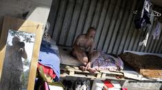 Bezdomovec UBODAL kamaráda. Kvůli přespání. STOJÍ PŘED SOUDEM