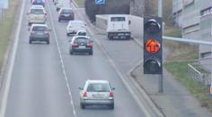Řidiči často jezdí na oranžovou. Je za to ale stejný trest jako za jízdu na červenou