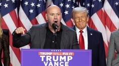 Při vítězné řeči stál po boku Trumpa šéf UFC. Tohle je karma, prohlásil White
