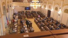 Sněmovna schválila příspěvek 5 000 korun na dítě. Dostane ho ale méně lidí
