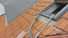 Byt v Plzni měl zapálit teprve 15letý kluk. Jsou v tom drogy, tvrdí sousedé