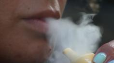 Na pultě je nenajdete. Nebezpečné e-cigarety nabízejí prodejci tajně
