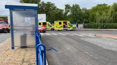 Autobus ve Slaném najel do lidí na zastávce. Dítě zemřelo, tři zranění