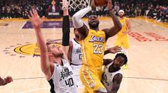 Bitvu o Los Angeles ovládli Clippers, Houston padl s nejhorším týmem