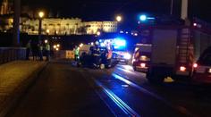 TRAGÉDIE V CENTRU PRAHY: Auto smetlo dva chodce, spadli do Vltavy