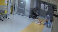 VIDEO: Brutální napadení v plzeňské nemocnici. Pacient prohodil lékařku dveřmi