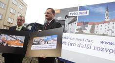 ODS vrací útok ČSSD: Z restituovaného sídla káží proti restitucím!