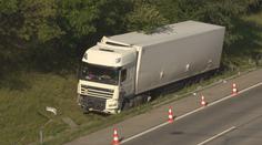 Na pražském okruhu se převrátil kamion, tvoří se dlouhé kolony