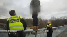 VIDEO: Mladík se chtěl zabít skokem do řeky, policisté ho zachránili