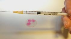 Umělá inteligence navrhla první vakcínu. Vědci ji už testovali na lidech