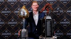 MacKinnon je hráčem sezóny NHL, McDavid bez trofeje. Nováčkem Bedard