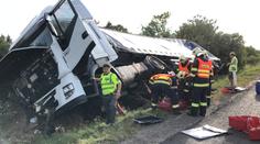 Opilý řidič převrátil na D1 u Prahy kamion, nadýchal 2,6 promile