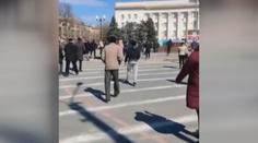 Panika a kaluže krve. Rusové mají střílet do demonstrantů v dobytém Chersonu
