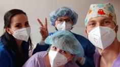 Lidé si na respirátory začali kreslit srdíčka! Přidejte se, vyzývají lékaři