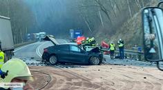 Tragická nehoda na Semilsku. Při srážce osobáku s náklaďákem zemřel člověk
