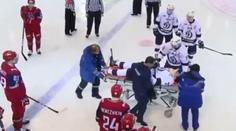 VIDEO: Mladík po zasažení pukem ztratil vědomí, nyní bojuje o život