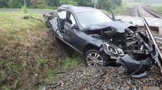 Řidič luxusního mercedesu přehlédl vlak. Takhle to dopadlo