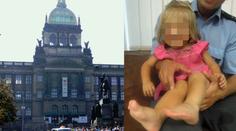 Andílek z Václaváku, kterého našli u bezdomovců, má novou rodinu