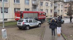 Požár v paneláku vyhnal lidi na ulici. Hořela tam elektroinstalace
