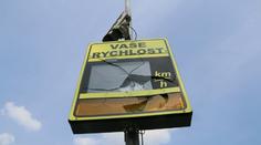 Mladíci běhali u radaru. Ten jim rychlost nezměřil, tak ho rozbili