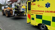 Dvacet hasičů, nakladač a bourací kladivo, tak převáželi obézní ženu