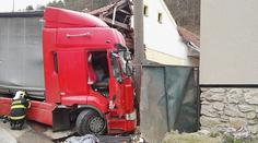 Kamion při nehodě pokácel stromy, druhý naboural do domu