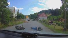Opilý motorkář bez helmy chtěl ujet policistům. Skončil na tvrdé zemi