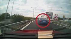 Tady šlo o život! Muž kličkoval mezi auty a mával prostředníkem