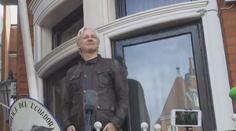 Británie vydá aktivistu Juliana Assange do USA. Hrozí mu vysoký trest