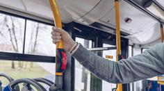Opilý chlapec plival v autobusu kolem sebe. Pak napadl cestujícího pěstí
