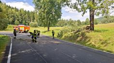 Poškozené domy, vyvrácené stromy: Udeřil silný vítr, hasiči hlásí už přes sto výjezdů