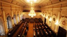 Sněmovna už je 3 týdny rozpuštěná. Stále tam ale pracuje přes 350 lidí! Co dělají a kolik berou?