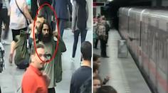 Cestující se nestačili divit! Metro zastavilo, mladík vykopl dveře. VIDEO