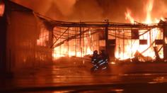 Plameny zachvátily osm stánků s pyrotechnikou