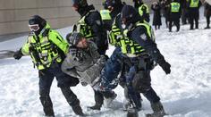 Zátah v Ottawě provázely rvačky. Policie zatkla stovku demonstrantů