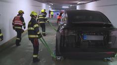 Hořící elektromobily jsou pro hasiče velká výzva. Musí se naučit, jak je hasit