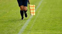 Video: Hrůza v argentinském fotbale. Ženská rozhodčí dostala od hráče pěstí