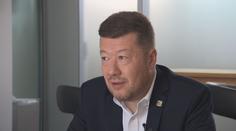 Předsedou Sněmovny zvolili poslanci Tomia Okamuru. Získal 107 hlasů
