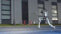 Porazil Bolta, ale nezvládl zastavit. Robot Superman po rekordu tvrdě havaroval