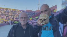 Argentinec vzal na zápas lebku svého dědečka. Fandil až do smrti, říká