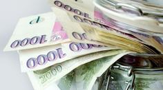 Vyměňte si eura a dolary co nejdříve, koruna oslabuje