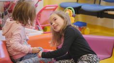 Ema (7) přežila těžký porod dvojčat. Potřebuje speciální vozík