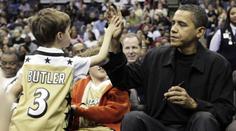 Obama na basketbalu skanduje a pije pivo. VIDEO