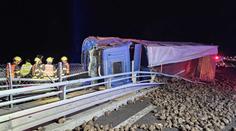 Na dálnici D35 boural kamion s cukrovou řepou. Řidič je ve vážném stavu