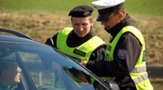 Policistu, který vzal úplatek od Poláka, obvinili. Poznali ho z videa