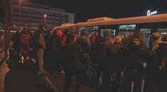 Poprvé od uzavření metra byl hokej v O2 areně. Fanoušci se mačkali v tramvajích