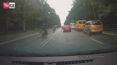 Na motorce přes dvojitou plnou čáru: Hazard nebo normálka?